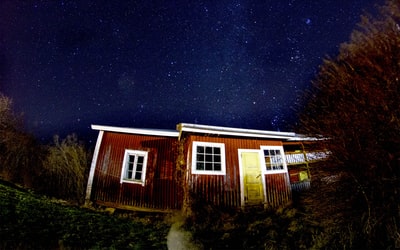 棕色房子夜间低角度摄影